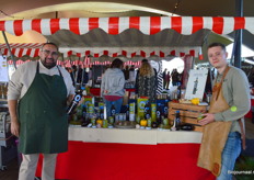 Noah Themu en Ian Rus met de Griekse olijfolie van Gkazas.